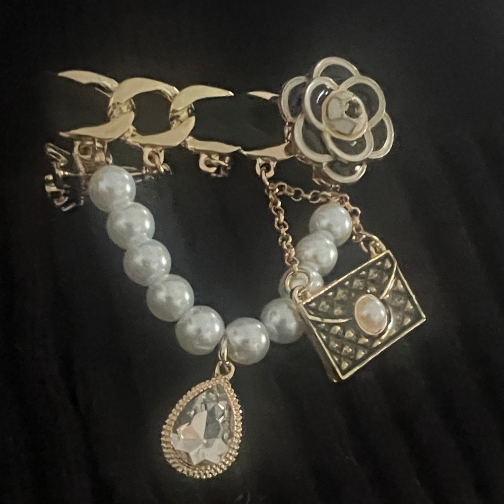 Elegant Gold and Silver Brooch with Pearls